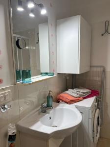 un bagno con lavandino e specchio di Casapiccy a Torino
