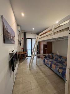 una camera con due letti a castello e una scrivania di Casapiccy a Torino