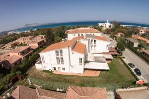 聖特奧多羅的住宿－HOTEL AL FARO spiaggia la Cinta SanTeodoro，享有大海美景的大型白色房屋