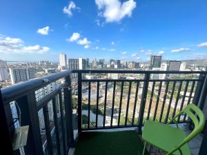 d'un balcon avec vue sur la ville. dans l'établissement Grand stay at Isla Stays, à Cebu