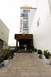 LuckyStar Hotel في بلاي كو: فندق عليه لافته مكتوب عليها فندق نجمة الحظ