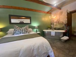 Una cama o camas en una habitación de The Riverdeck Accommodation and Backpackers