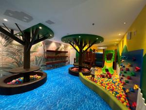 una sala de juegos para niños con una piscina de pelotas en Grand stay at Isla Stays, en Cebú