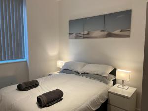 Tempat tidur dalam kamar di Luxury 1 Bed Apartment, Redhill (London & Gatwick)