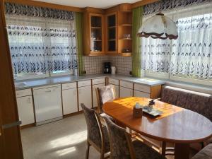 eine Küche mit einem Holztisch und einem Esszimmer in der Unterkunft Ferienwohnung 123 in Fohnsdorf