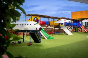 un parque infantil con toboganes y un avión en el césped en Villa San Giovanni Accommodation en Pretoria