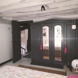 - une chambre avec un lit dans l'établissement Casa tradicional en Orozko, à Murueta-Orozko
