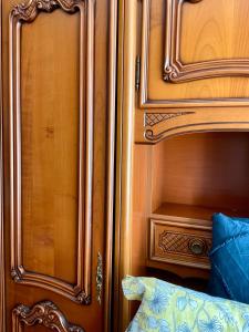 - une armoire en bois avec un lit dans une chambre dans l'établissement Private room near Metro 5 Bobigny, à Bobigny