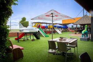 un parque con parque infantil con mesa y sillas en Villa San Giovanni Accommodation, en Pretoria
