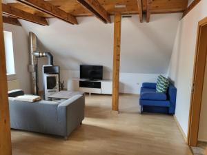 ein Wohnzimmer mit einem Sofa und einem TV in der Unterkunft Ferienwohnung 123 in Fohnsdorf
