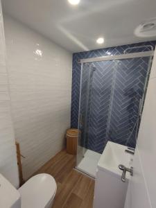 a bathroom with a shower and a toilet and a sink at Apartamento Fuengirola Costa in Fuengirola