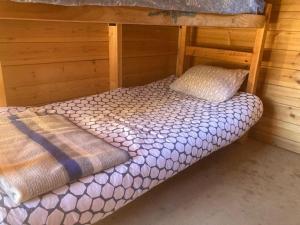 małe łóżko w pokoju z łóżkiem piętrowym w obiekcie Albergue de Condemios de Arriba - Aventurarte w mieście Condemios de Arriba