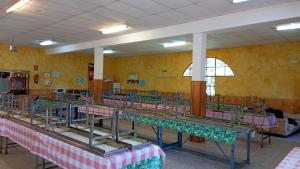 Cette chambre comprend un ensemble de tables et de chaises. dans l'établissement Albergue de Condemios de Arriba - Aventurarte, à Condemios de Arriba