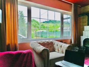 a living room with a couch and a window at Chalet Simone in Edera de Jos