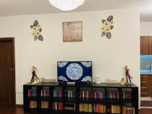 een kamer met een boekenplank gevuld met boeken bij A.U.M House in Boekarest