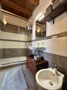een badkamer met een wastafel en een douche bij B&B Domus iulii in Cividale del Friuli
