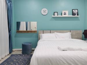 a bedroom with a large bed with a blue wall at RB01 Chatuchak, Netflix, SpeedNet, Bts,mrt, 10Pax in Bangkok