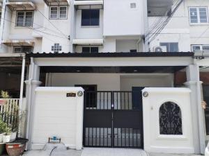 een witte garage met een zwarte poort voor een gebouw bij RB01 Chatuchak, Netflix, SpeedNet, Bts,mrt, 10Pax in Bangkok