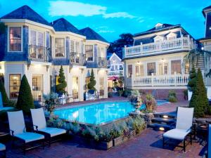 una casa con piscina frente a ella en Brass Key Guesthouse Adults Only, en Provincetown