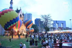 una multitud de personas de pie en un campo con globos de aire caliente en RB01 Chatuchak, Netflix, SpeedNet, Bts,mrt, 10Pax, en Bangkok