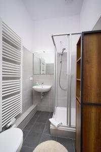 y baño con ducha, aseo y lavamanos. en Elys Aparthotel in Leipzig - Vollausgestattete Apartments mit Netflix, en Leipzig