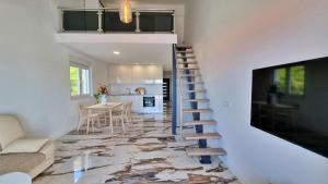 TV a/nebo společenská místnost v ubytování Endless Summer Apartments