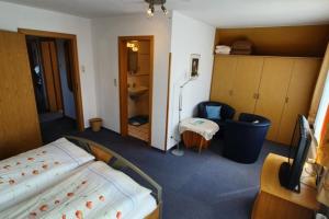 um quarto com uma cama, uma cadeira e uma mesa em Haus Minor em Borkum