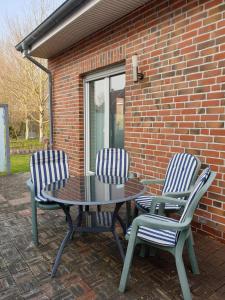 twee stoelen en een tafel op een patio bij Huus 24 in Borkum