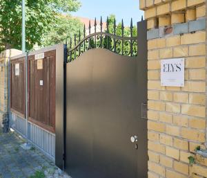 una puerta con una señal en el lateral de un edificio en Elys Aparthotel in Leipzig - Vollausgestattete Apartments mit Netflix, en Leipzig