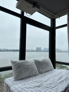 Dormitorio con cama y vistas al agua en Kang's Home Vũ Miên, en Hanói