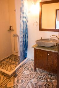 ein Badezimmer mit Waschbecken und Dusche in der Unterkunft Iasona's House in Agios Georgios Nileias + 51 Fotos