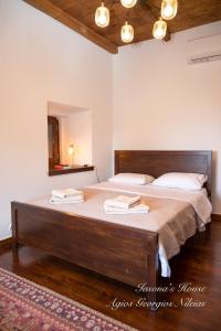 ein Schlafzimmer mit einem großen Bett mit zwei Handtüchern darauf in der Unterkunft Iasona's House in Agios Georgios Nileias