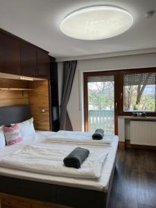 twee bedden in een grote kamer met een grote nachtkastje bij Runa´s Hotel in Hallbergmoos