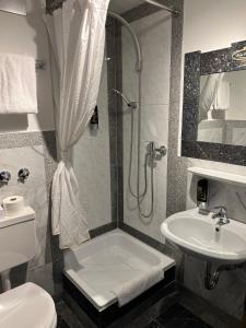 Koupelna v ubytování Runas Hotel
