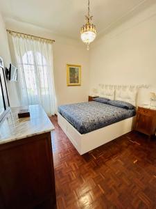 een slaapkamer met een bed en een kroonluchter bij Prati di Borgo in Rome