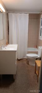 ポルト・デ・ラ・セルバにあるLa Yeyeのバスルーム(トイレ、洗面台、バスタブ付)