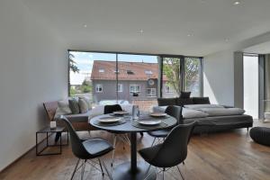 een woonkamer met een tafel en een bank bij Moderne Studio-Wohnung in Gersthofen