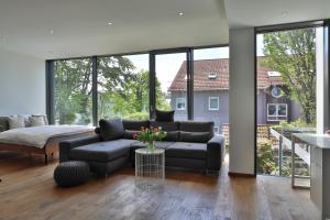 een woonkamer met een bank en een bed bij Moderne Studio-Wohnung in Gersthofen