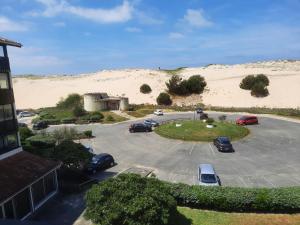 un estacionamiento en medio del desierto en Joli T2 38 m2 rénové idéalement situé, en Seignosse