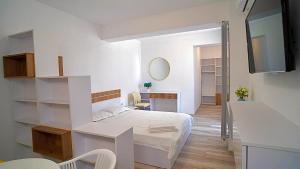 Giường trong phòng chung tại Mamaia-Nord Boutique Apartments