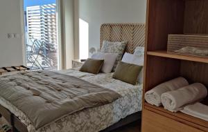 En eller flere senge i et værelse på Le Petit Port - Appartement 4 étoiles - standing, vue lac, calme, piscine
