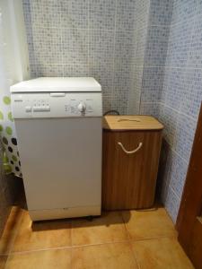 una lavadora y secadora en una esquina de una habitación en House with garden, en Sibiu