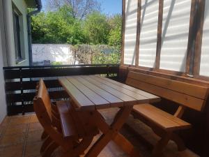 un banco de madera sentado frente a una ventana en House with garden, en Sibiu 10 fotos más