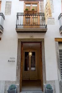 - Edificio con puerta y balcón en Palacio Almagra, en Granada
