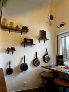 una cucina con pentole e padelle appese al muro di L'1TIMISTE a Neuilly-Plaisance
