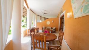 une salle à manger avec une table et des chaises en bois dans l'établissement Tembo Beach Apartments, à Malindi