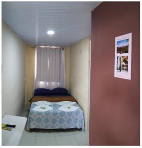 Een bed of bedden in een kamer bij Suites Pico do Cristal