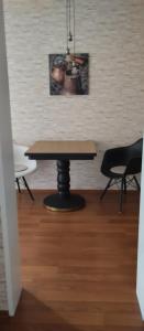 a table in a room with chairs and a picture at Ferienwohnung Belle Vue in Bernkastel-Kues