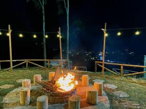 eine Feuerstelle mit Holzscheiten und Lichtern in der Nacht in der Unterkunft Best View Đồng Văn in Ha Giang