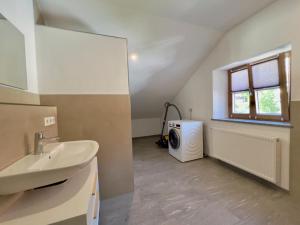 ein Badezimmer mit Waschbecken und Waschmaschine in der Unterkunft Ferienwohnungen zur POST 2 in Breitenbrunn + 16 Fotos